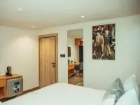 Oliver Twist Hotel Hotels near Clock Tower