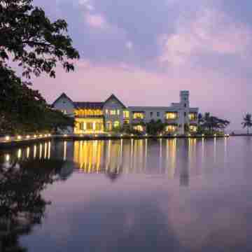 The Lake Manor Hotel Exterior