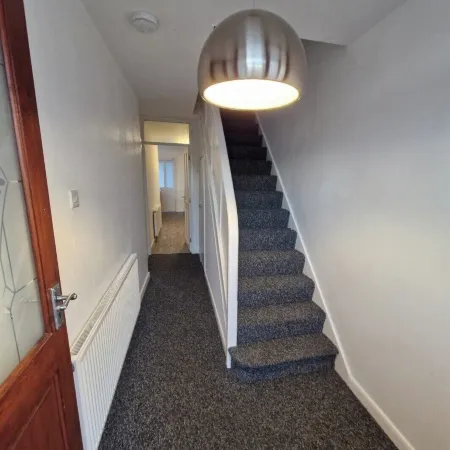 Spacious 3 Bed House Close to City and Shops