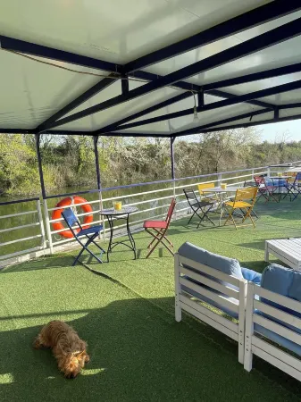 Péniche le Pescalune - Chambre d'hôtes Отели в г. Арль