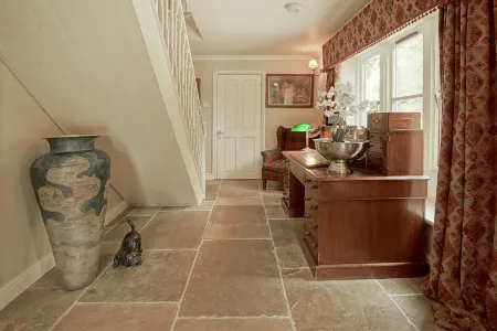 Great Ashley Farm Bed and Breakfast & Shepherds Huts Отели рядом с достопримечательностью «Tithe Barn»