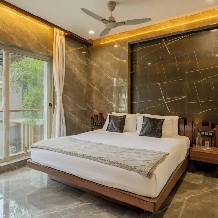 Alaya Stays Imperial Calista 4-BHK with Common Pool & Garden Near Karla Cavs and Bhushi DAM