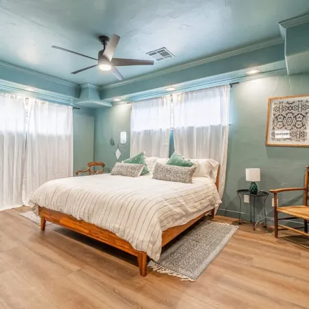 Stylish 2-Bedroom walking distance to Downtown