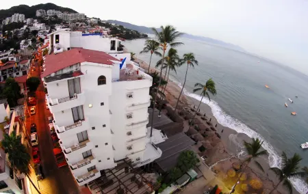 Emperador Vallarta Beachfront Hotel and Suites Отели рядом с достопримечательностью «Los Muertos Beach Pier»