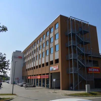 Motel Plus Schönefeld Отели рядом с достопримечательностью «Станция метро Lipschitzallee»