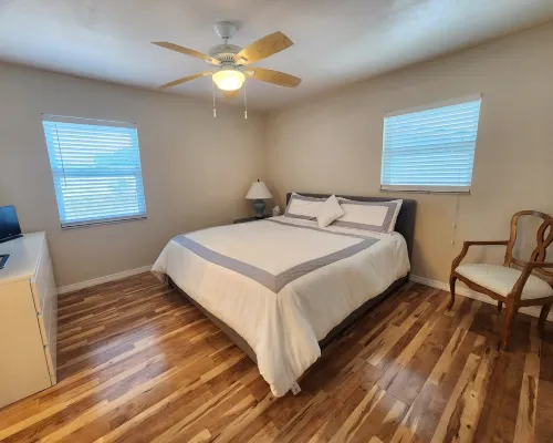 Beach Style House w/ large backyard, close to fishing, canoeing, and beaches Hotels in West Bradenton