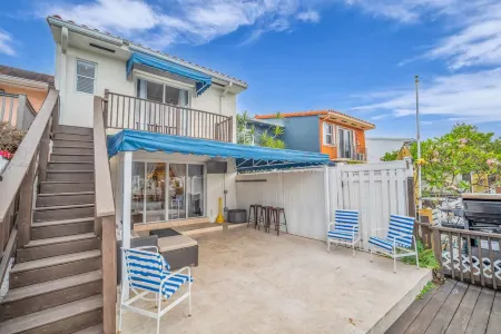 Vista Mar  Scenic 3BR Family Waterfront w Private Dock Отели в г. Север Майами