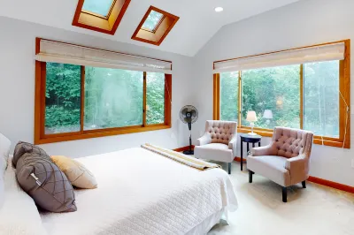 The Three Cornered Pond Retreat | House in Augusta with kayaks & dock access 메인 대학 - 오거스타 주변 호텔