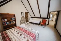 13 Beds, 17 Guests -Hot tub- 15 mins to Sunday River! Hotels in Newry