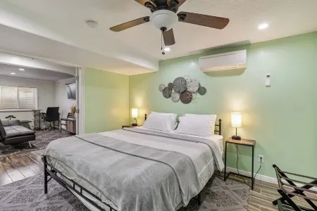 Cozy 1-Bedroom Basement Apartment, Free Parking, Kitchen, Washer/Dryer in Unit