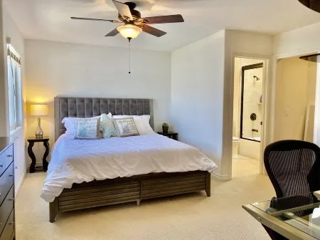 Bayview Beach Condo with Rooftop Patio-3Bed/3Bath with AC and Garage Parking Отели рядом с достопримечательностью «Мишен Бич»