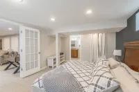 Charming & Affordable 3-bedroom house with WiFi in tranquil Overland Park