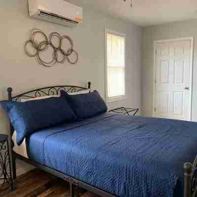 Bourbon Oak Hideaway 2 offers a 2 bed 2.5 bath apartment in historic Bardstown. Rooms