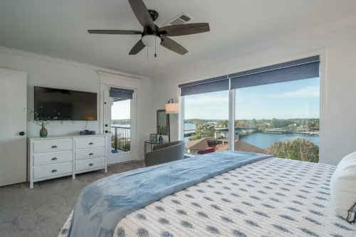 Sophisticated 2BR Lake Condo "The Oar" with open channel views of Lake Hamilton