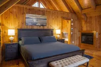 Turtle Cove Lakefront Retreat - Lake Keowee180ft Shoreline, Deep-Water, Privacy - 4-Star