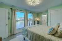 New!  Hidden- Speakeasy-penny floor. 3bd 3bath Boat dock & Walk 2 town FABULOUS