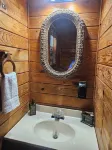 The Honey Hut next to Big South Fork NRRA with AC, wifi, and horse stalls.