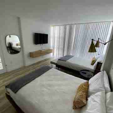 Renovated Oceanfront Condo at Ocean Manor:Private Beach,Tiki Bar,Fort Lauderdale Rooms