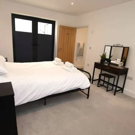 Modern Apartment for Contractors & Small Groups by Stones Throw Apartments - Free Parking - Sea View