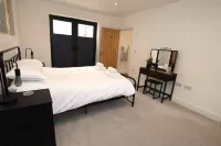 Modern Apartment for Contractors & Small Groups by Stones Throw Apartments - Free Parking - Sea View Hotels in Worthing