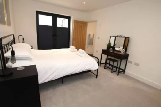 Modern Apartment for Contractors & Small Groups by Stones Throw Apartments - Free Parking - Sea View