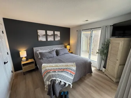 Renovated 2-bed / 2-bath condo POOLSIDE & LAKEFRONT!