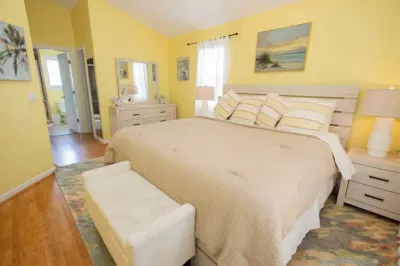 3-bedroom townhome in Key West with fitness room, WiFi
