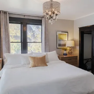 *HOT TUB* Character home minutes to downtown Fargo & NDSU!