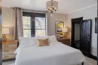 *HOT TUB* Character home minutes to downtown Fargo & NDSU!