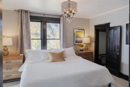 *HOT TUB* Character home minutes to downtown Fargo & NDSU!