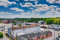 Luxury Home w/ Rooftop Patio - 7 Minutes to Downtown Hotels in Berry Hill