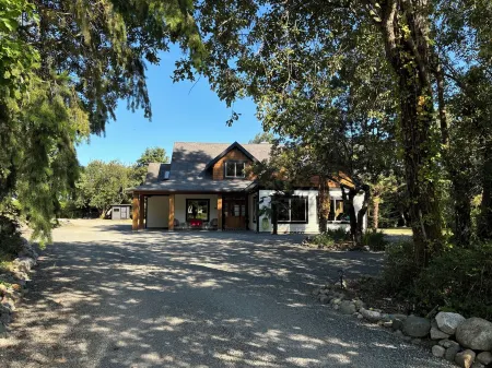 5 Bedroom Seabrook Farmhouse, Hot Tub and Swimming Pool 3 min-Butchart Gardens Отели в г. Сентрал Саанич