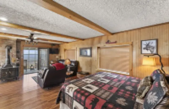 Secluded Cozy Cabin with Hot Tub