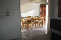 Riverside Townhouse with room for all the family, great location & WIFI