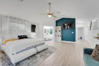 Charming 3-bedroom house in fabulous Jensen Beach with AC, WiFi Hotels near Midway Arcade