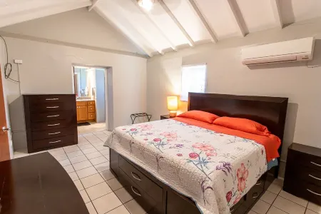 Walk to Cane Bay Beach Cottage - End Unit with Mountain Views Отели рядом с достопримечательностью «Salt River Bay»