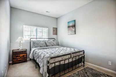Cozy 3 beds in Olathe, sleeps 8 people. Family friendly with King bed Hotels near Olathe Station