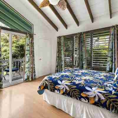 New AC Centrally located & family friendly Kona Surf House 4bd & 4bth Sleeps 8 Rooms
