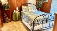 Charming 2br / 1ba Cottage < 2 Min Walk From Beach on Anna Maria Island Florida