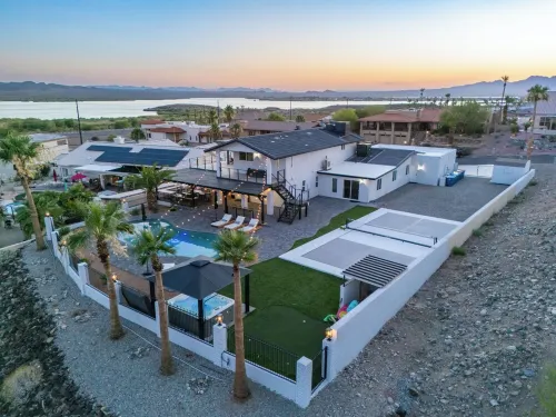 Iconic Lakeviews, 7bd/6bth w/pool, spa, firepit, near marina