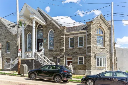 StayHaven - A Converted Historic Church Отели рядом с достопримечательностью «Моррис Арборетум & Гарденс оф Юниверсити оф Пенсильвания»