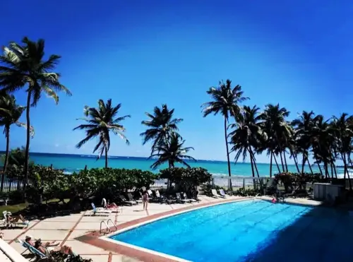 Blue Paradise: Modern Apartment steps away from beach in center of Condado! - プール