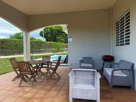 Elegant Home with Pool and within 10 mins to beach, Airport, and Dining