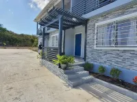 THE RADCLIFFE - Luxury townhome 7 mins walk to Beach, restaurants, bars. のホテル