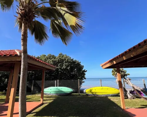 Brisas del Mar - Oceanfront Condo! ボケロンのホテル
