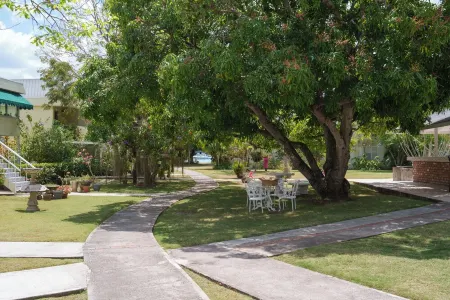 Tranquil Studio in Gated Community with Beach & Pool Отели в г. Монтего-Бей