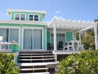 Beachfront paradise: Spectacular views, huge deck, central location, backup gen! Hotels in Elbow Cay