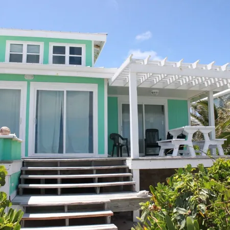 Beachfront paradise: Spectacular views, huge deck, central location, backup gen!