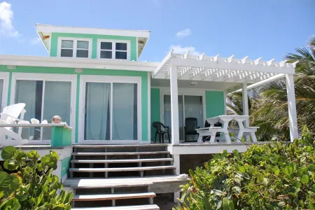 Beachfront paradise: Spectacular views, huge deck, central location, backup gen! Отели в г. Элбоу Кей