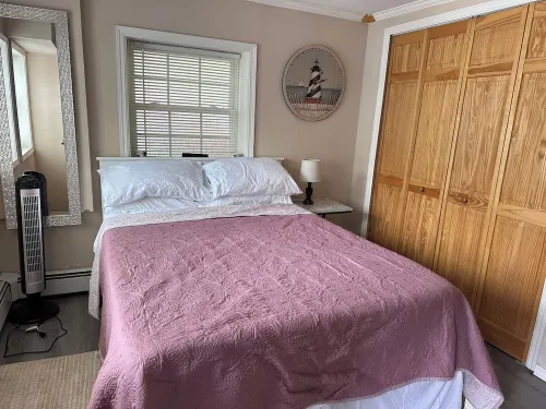 Walk to Beach  2BR Near Dining & Shopping